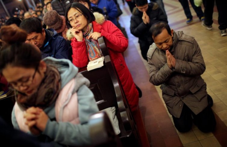 Cattolici cinesi in preghiera