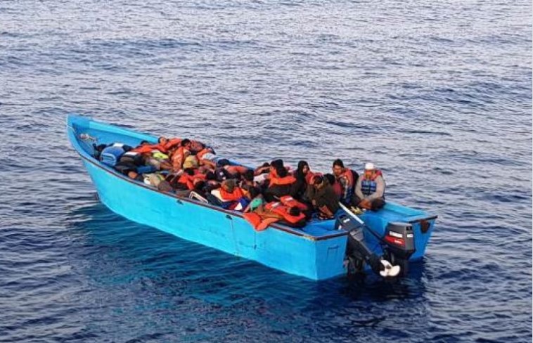 Migranti su un barcone nel mediterraneo