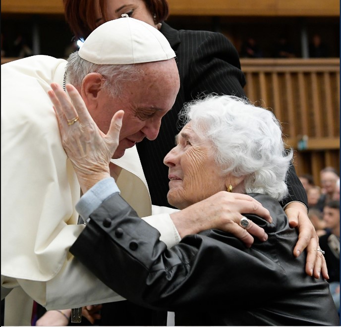 Papa Francesco con un'anziana